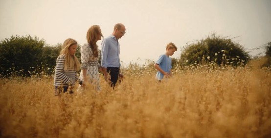 Η Κέιτ Μίντλετον και ο πρίγκιπας Ουίλιαμ με τα παιδιά τους κατά την διάρκεια μίας βόλτας στην εξοχή.