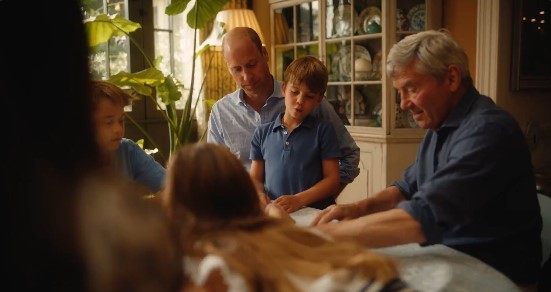 Ο πατέρας της Κέιτ Μίντλετον ο πρίγκιπας Ουίλιαμ και ο πρίγκιπας Λουίς την ώρα που η οικογένεια παίζει χαρτιά.