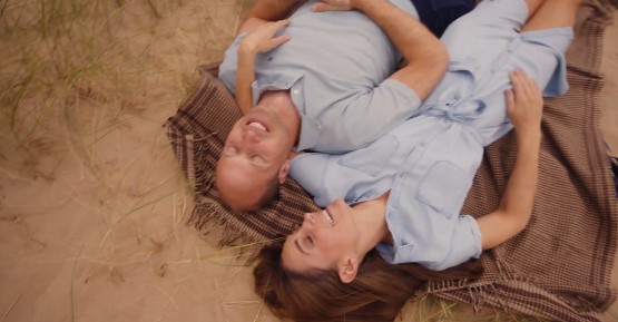 Η Κέιτ Μίντλετον ξαπλωμένη στην άμμο στο πλευρό του συζύγού της