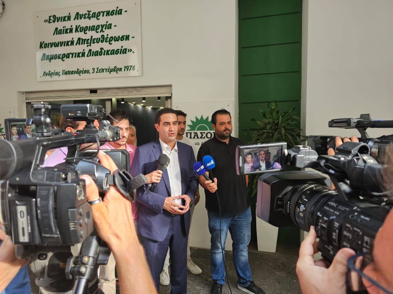 ΠΑΣΟΚ: Ο Μιχάλης Κατρίνης κατέθεσε 14.000 υπογραφές μελών του κόμματος και πολιτών για την υποψηφιότητά του