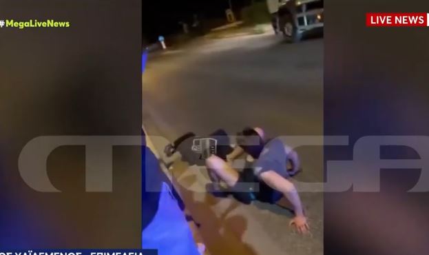 Κέρκυρα: Βίντεο από τη στιγμή που μηχανή με δύο 20χρονους πέφτει σε περιπολικό – Τι καταγγέλλει ο πατέρας του ενός