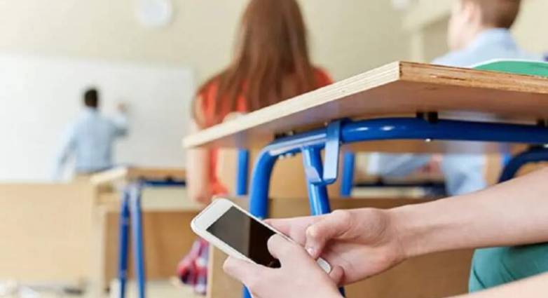 Κινητά στα σχολεία
