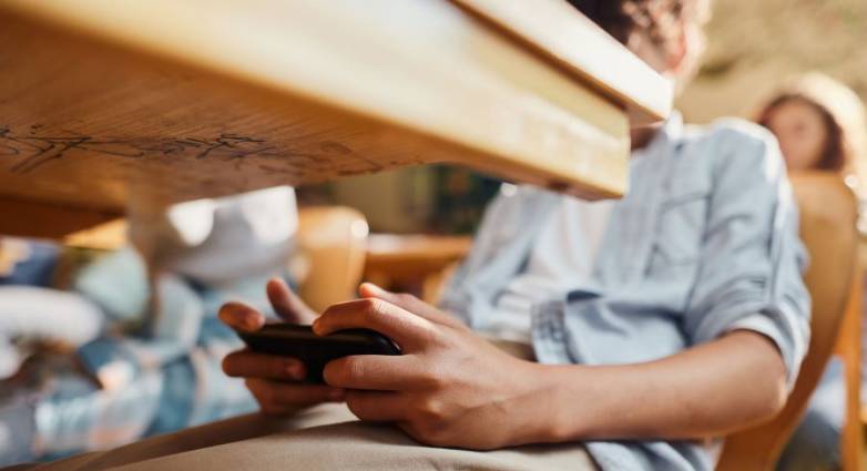 Πάτρα: Αποβλήθηκε μαθητής για χρήση κινητού