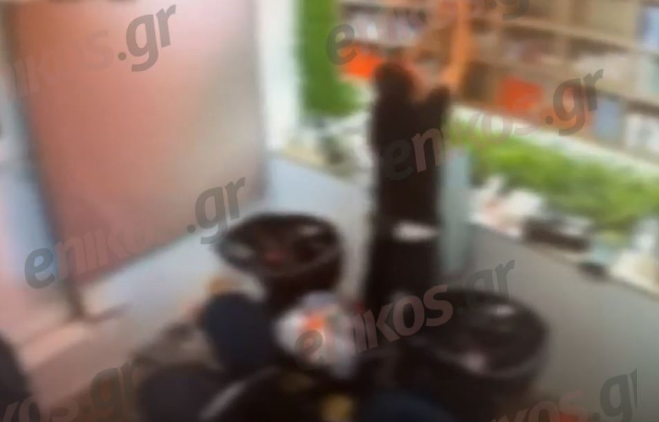 Αθήνα: Βίντεο ντοκουμέντα από την δράση συμμορίας που λήστευε καταστήματα – Μπούκαραν με όπλα και ακινητοποιούσαν υπαλλήλους