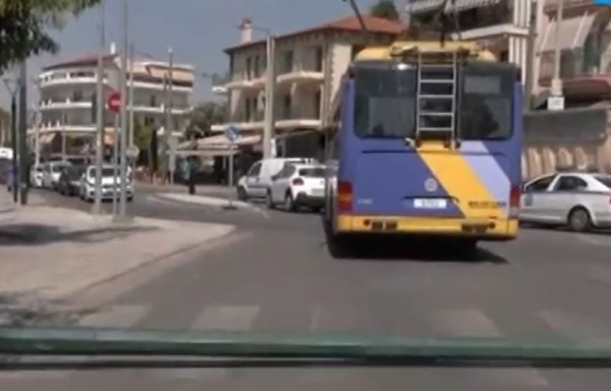 Νέα Φιλαδέλφεια: Έπεσε κολώνα στη μέση του δρόμου – Τραυματίστηκε 14χρονη – ΒΙΝΤΕΟ