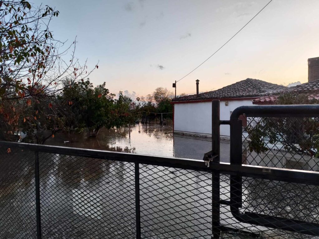 Κομοτηνή: Πλημμύρισαν οι δρόμοι στον Πολύανθο – Κάτοικοι εγκλωβίστηκαν στα σπίτια τους