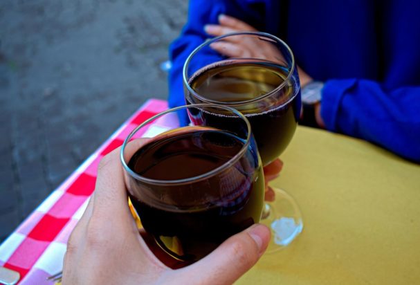 Μάθε πώς βγήκε η φράση «Γιάννης κερνά, Γιάννης πίνει»