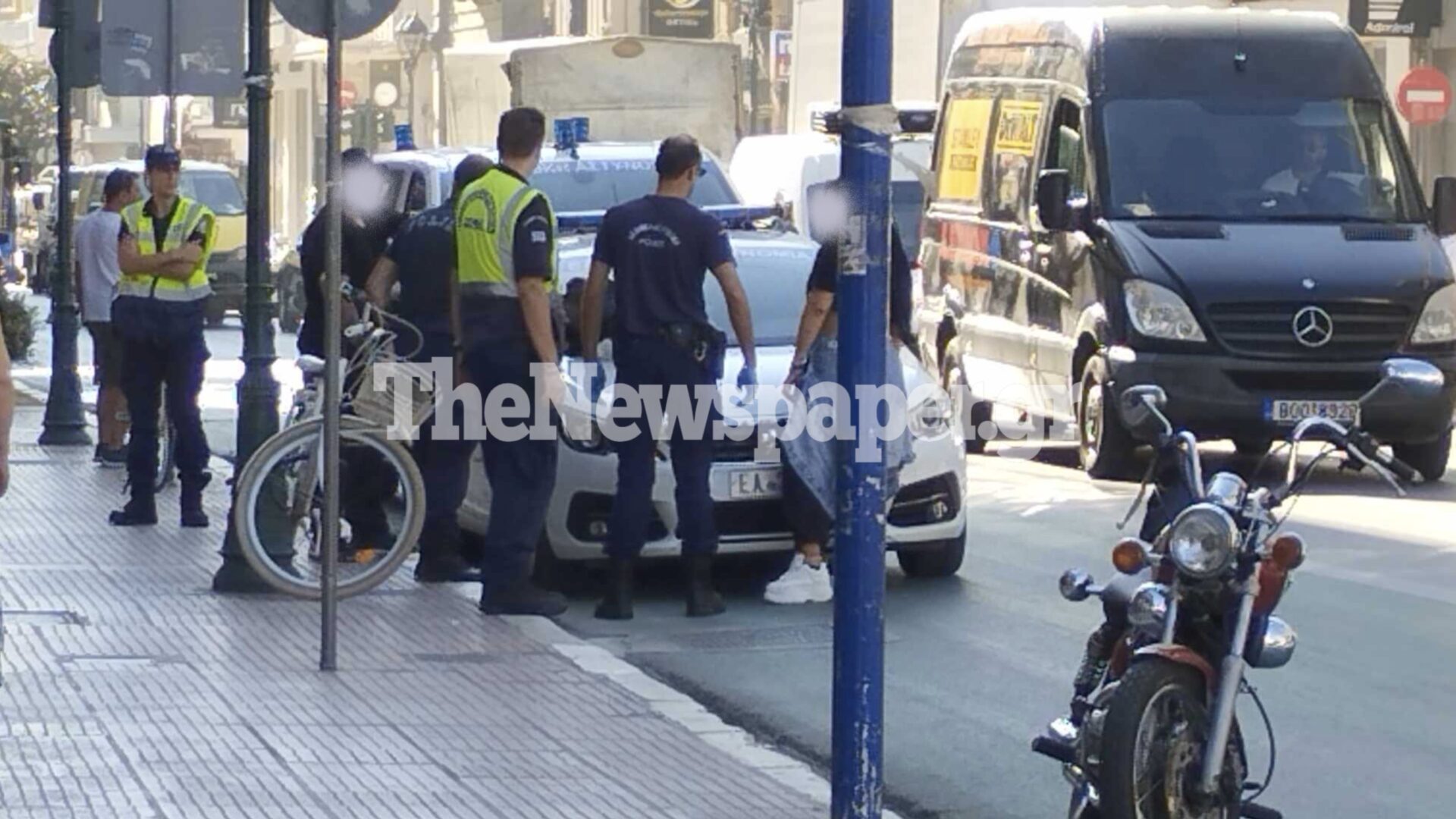 Βόλος: Ζευγάρι πιάστηκε στα χέρια στο κέντρο της πόλης – Έσπασαν τζαμαρία