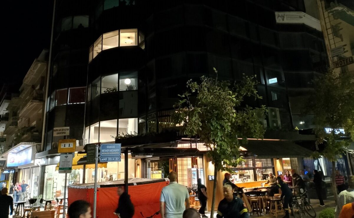 Συναγερμός στην Λάρισα: Άνδρας απειλεί να πέσει από πολυκατοικία