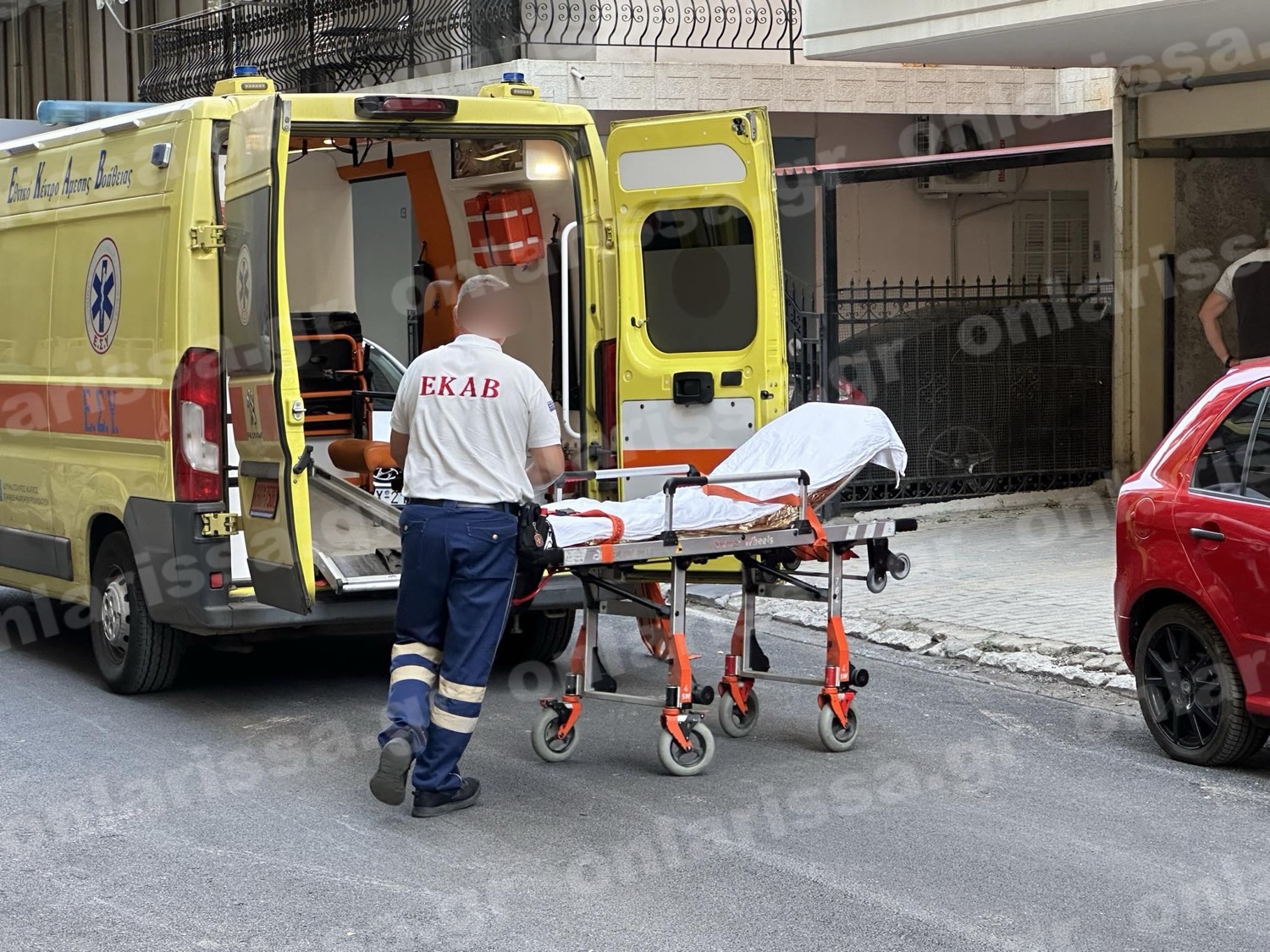 Τραγωδία στην Λάρισα: Γυναίκα έπεσε από τον 4ο όροφο πολυκατοικίας και σκοτώθηκε