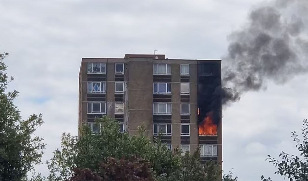 Λονδίνο: Φωτιά σε πολυκατοικία ξύπνησε μνήμες από το Grenfell – Συγκλονιστικές εικόνες από την πύρινη κόλαση