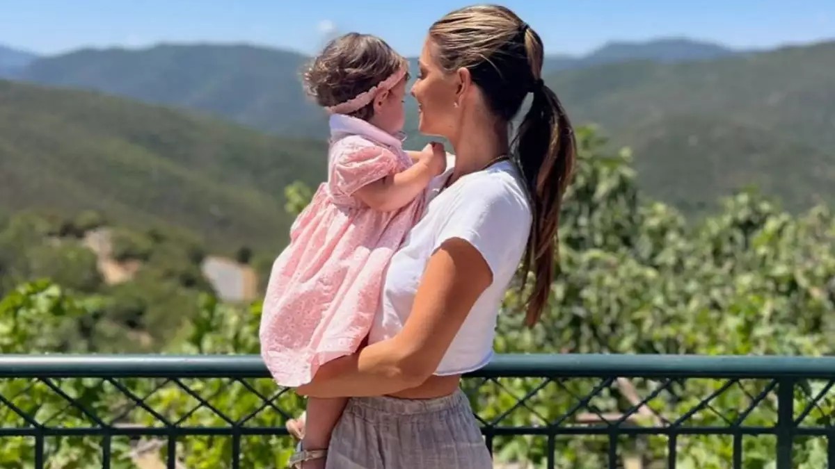 Μαρία Μενούνος: Ενθουσιασμένη με το ταξίδι της στην Ελλάδα – Πρώτη φορά στο χωριό της αγκαλιά με την κόρη της