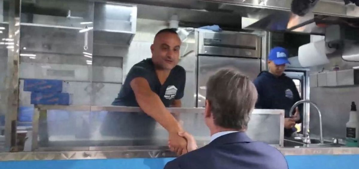 Η συνάντηση του Κυριάκου Μητσοτάκη με Έλληνα σουβλατζή στη Νέα Υόρκη – Βίντεο