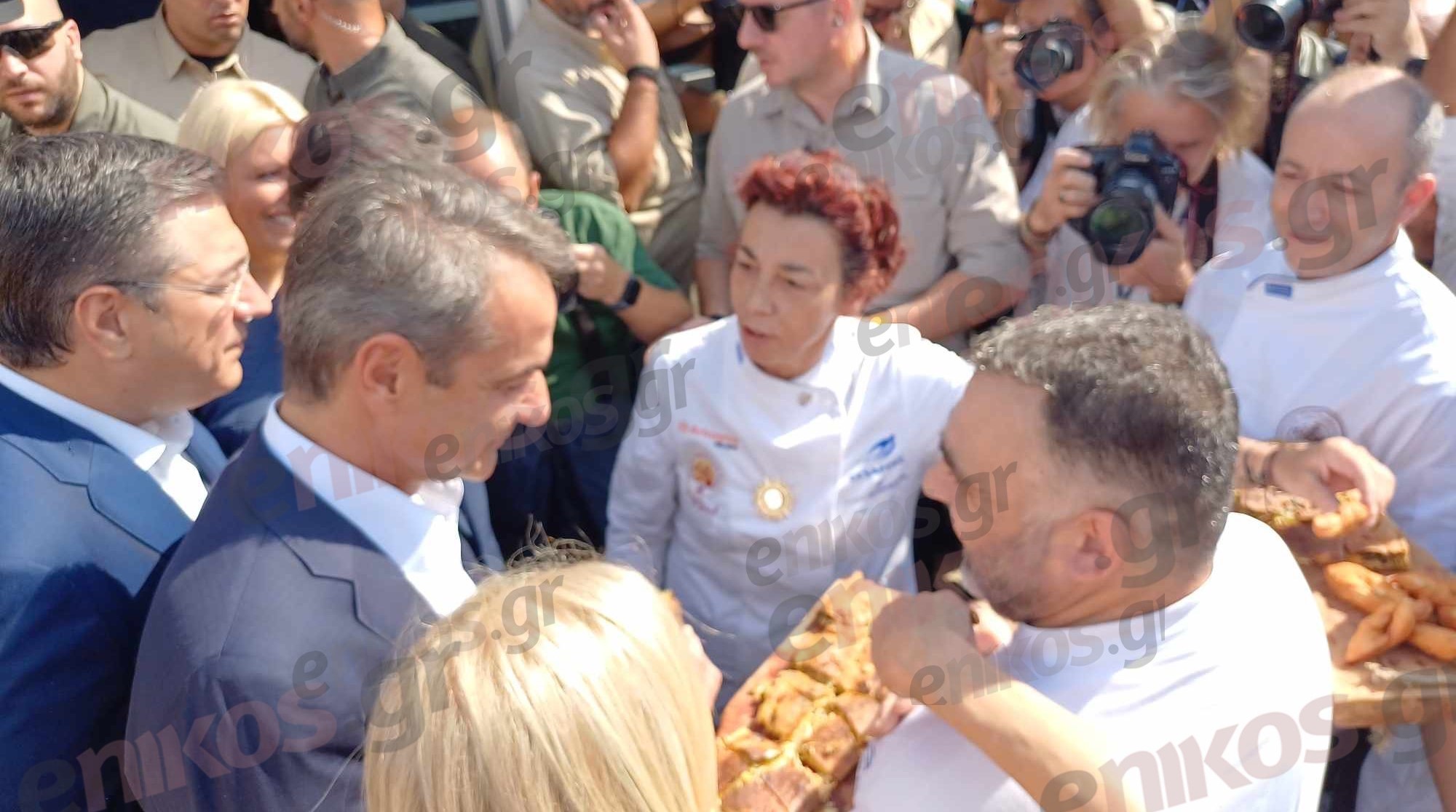 Μητσοτάκης: Δοκίμασε παραδοσιακή κολοκυθόπιτα στη ΔΕΘ – Φωτογραφίες