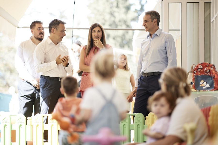 Κυριάκος Μητσοτάκης: Eπίσκεψη σε βρεφονηπιακό σταθμό – «Έμπρακτη στήριξη της κυβέρνησης σε οικογένειες με μικρά παιδιά»