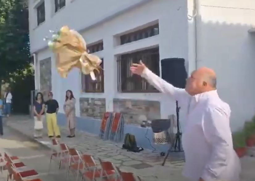 Βόλος: Ο Μπέος πέταξε… ανθοδέσμη σε μαθητές ΕΠΑΛ στον αγιασμό – Δείτε βίντεο