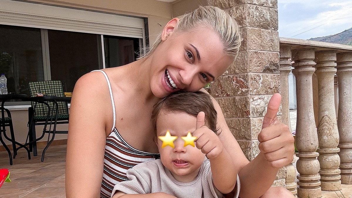 Λάουρα Νάργες: Η φωτογραφία με τον γιο της έξω από το πατρικό της σπίτι στην Γερμανία