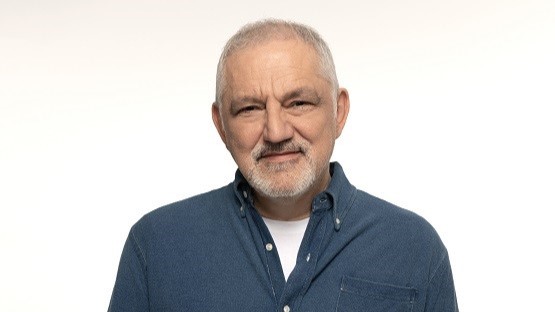 O Νίκος Πορτοκάλογλου για τους Γιατρούς Χωρίς Σύνορα σε μια συναυλία αλληλεγγύης. Ο ρόλος Τσαλιγοπούλου και Μουζουράκη