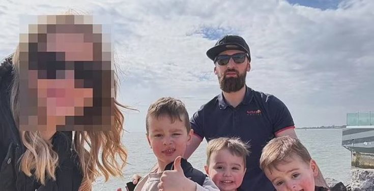 Ο πατέρας και τα τρία παιδιά του.