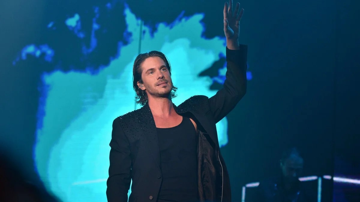 Νίκος Οικονομόπουλος: Πανέρι με λουλούδια «προσγειώθηκε» στο πρόσωπό του – Η αντίδρασή του