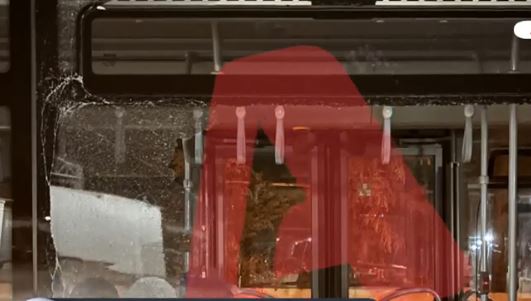 Παλλήνη: Τρόμος για επιβάτες αστικού λεωφορείου – Άγνωστοι πέταξαν πέτρες και έσπασαν τα τζάμια