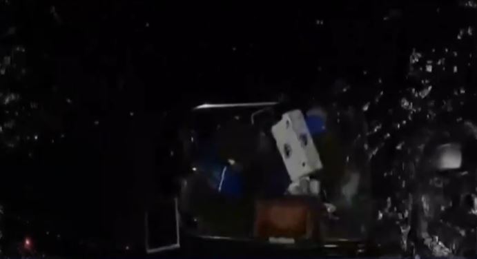 Πάρος: Βυθίστηκε ταχύπλοο με 6 επιβαίνοντες – Καρέ καρέ η δραματική διάσωσή τους από το πλοίο της γραμμής