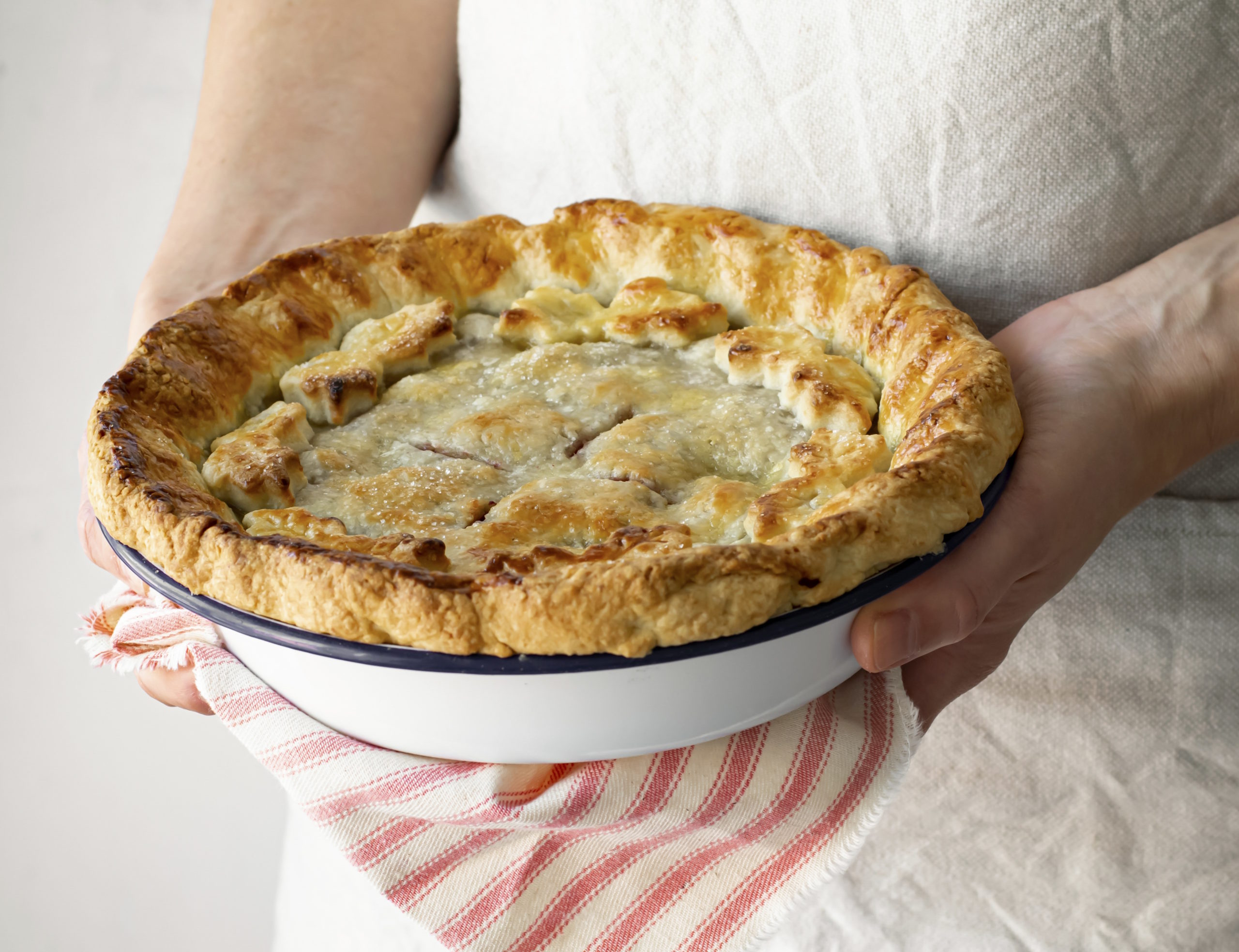 Φανταστική συνταγή του Jamie Oliver για πίτα με λουκάνικα και πατάτες – «Δεν υπάρχει τίποτα καλύτερο»