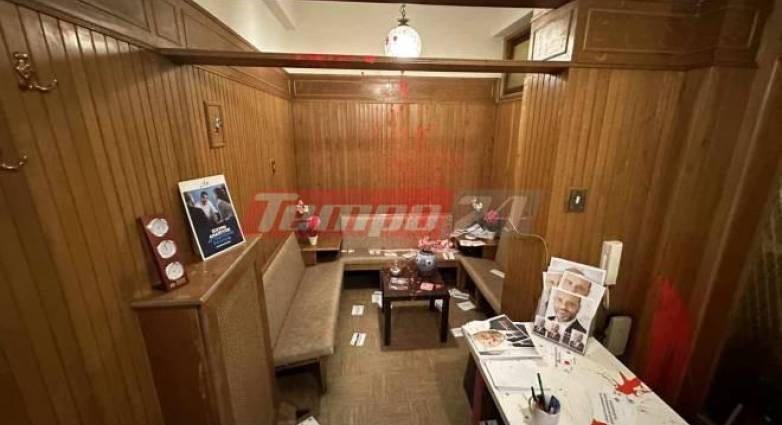 Πάτρα: Επίθεση με μπογιές στο γραφείο του υφυπουργού Πολιτισμού Ιάσωνα Φωτήλα