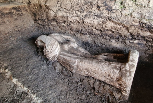 Μέχρι στιγμής, δεν έχει βρεθεί η κεφαλή του αγάλματος. Φωτογραφία:ΒΤΑ