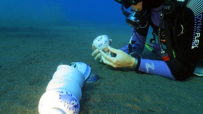 Ανακαλύφθηκε επίσης, ένα ξεχωριστό σετ από πορσελάνινα, ζωγραφισμένα με μπλε χρώμα, μπολ, εικάζεται ότι είχαν κατασκευαστεί στην Κίνα και προοριζόταν για τις αγορές του Ισλάμ. Φωτογραφία: ΑΑ