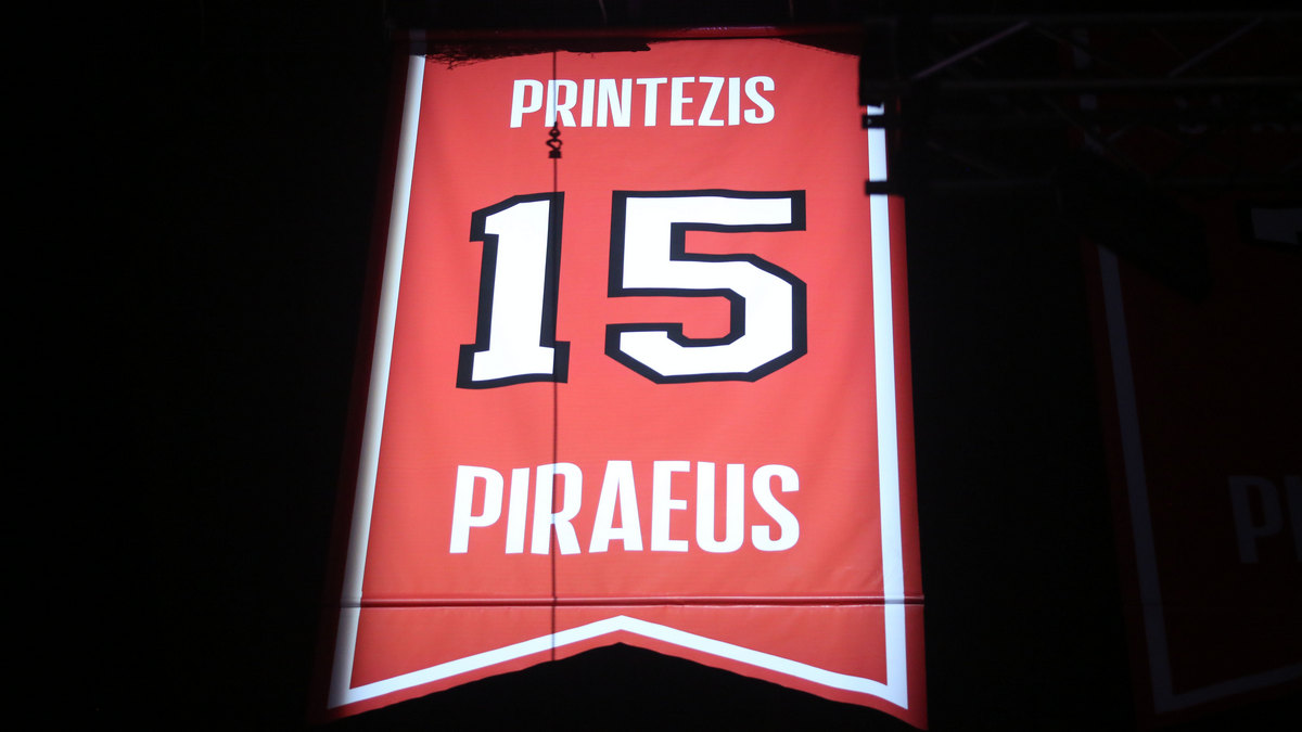 Γιώργος Πρίντεζης: Η φανέλα με το νούμερο 15 στον… ουρανό του ΣΕΦ – ΒΙΝΤΕΟ