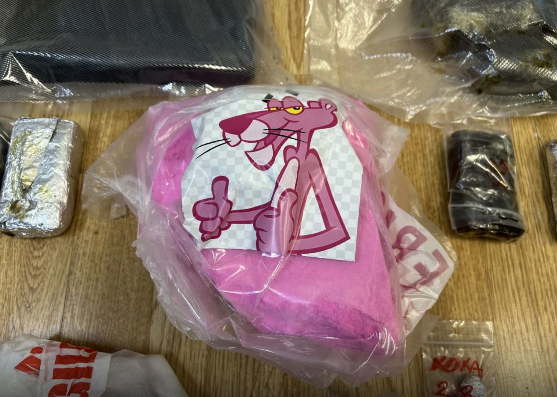 Ροζ κοκαΐνη: Η αστυνομική επιχείρηση που οδήγησε σε κατάσχεση μεγάλης «γκάμας» ναρκωτικών – Δείτε φωτογραφίες