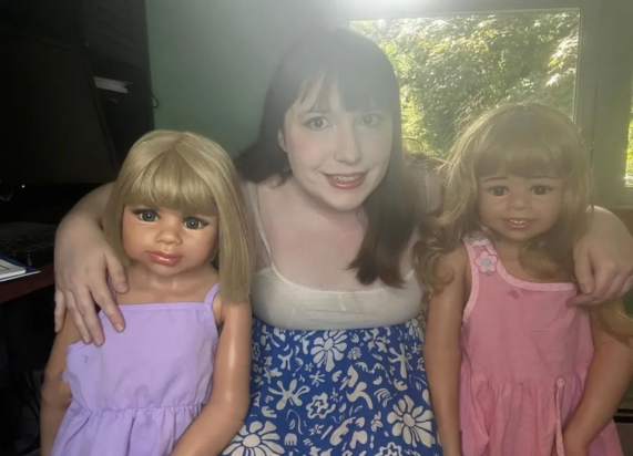 «Θηλάζω επτά κούκλες – ο κόσμος με κρίνει αλλά τις νιώθω σαν πραγματικά παιδιά». Φωτογραφία: www.the-sun.com