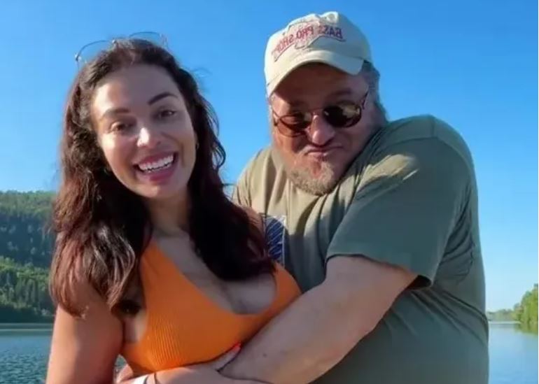 Έκανε σχέση με τον φίλο του πατέρα της όταν έγινε 18 ετών – «Με λένε θύμα επειδή έχουμε 26 χρόνια διαφορά στην ηλικία»