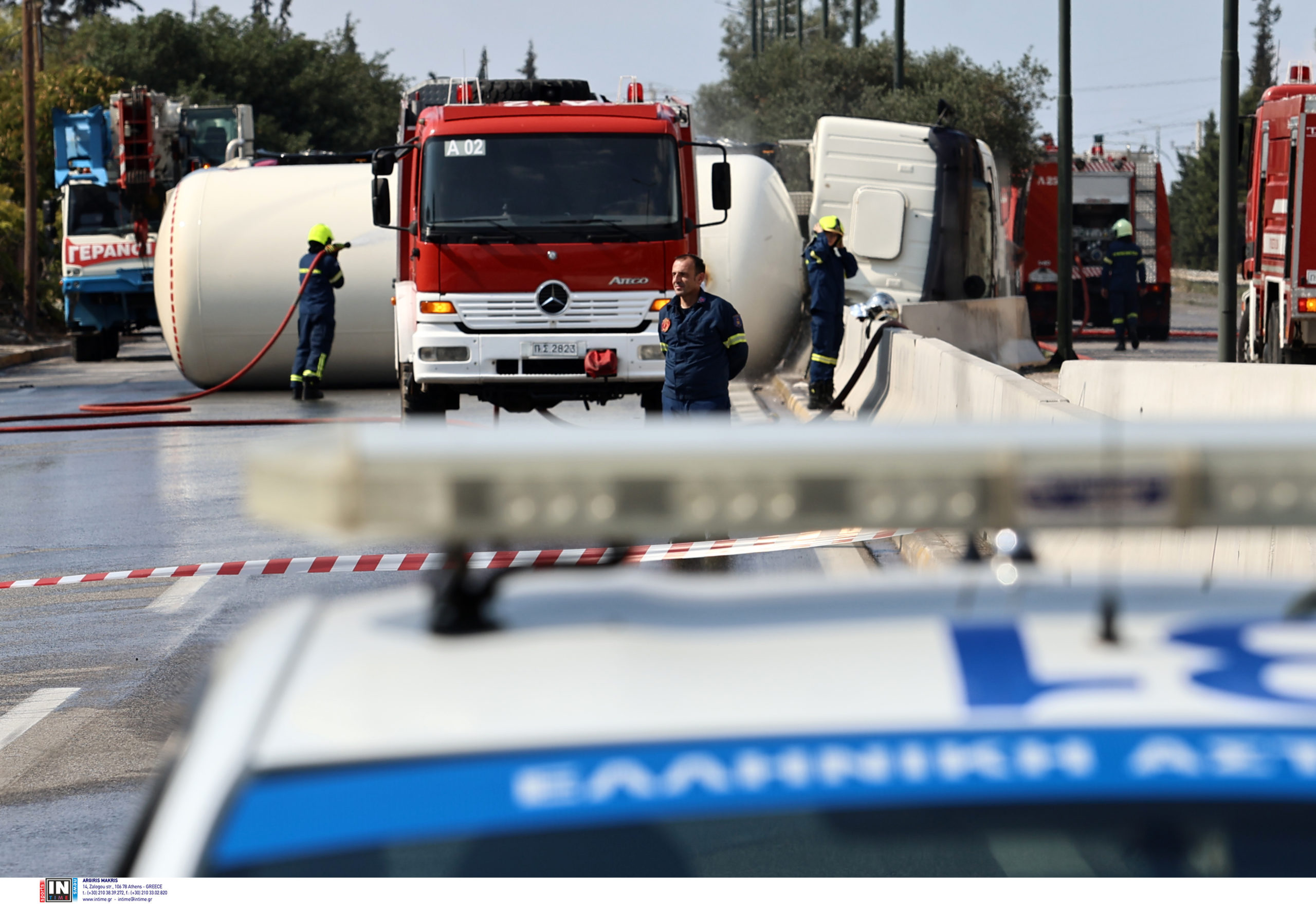 Λεωφόρος Σχιστού: Σε εξέλιξη η διαδικασία μετάγγισης του υγραερίου από το βυτιοφόρο – Κλειστά και τα δύο ρεύματα κυκλοφορίας