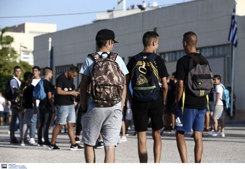 Σχολεία: Επιστροφή στα θρανία για τους μαθητές με τα κινητά στην τσάντα – Όλες οι αλλαγές της νέας χρονιάς, πού αναβλήθηκε ο αγιασμός