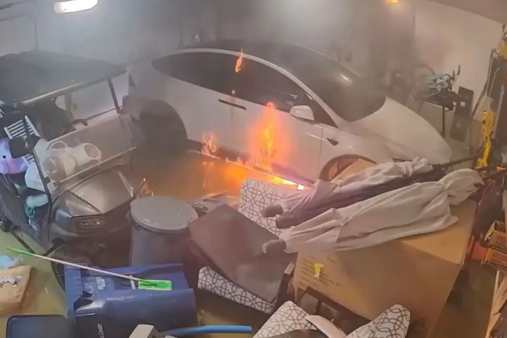 Βίντεο: Tesla τυλίχθηκε στις φλόγες μέσα σε ένα γκαράζ στη Φλόριντα που πλημμύρισε