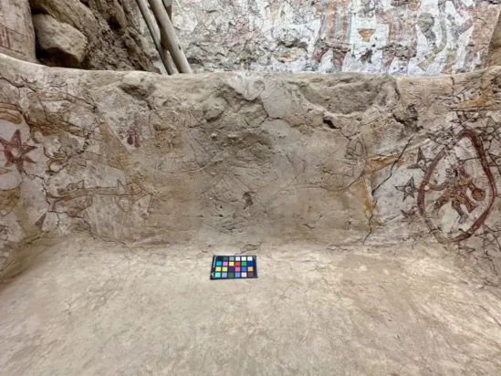 O θρόνος ήταν ζωγραφισμένος με ζωηρά χρώματα. Η διάβρωση της πλάτης του, μαρτυρά ότι χρησιμοποιήθηκε για μεγάλα χρονικά διαστήματα, κατά το 600 μ.Χ. Φωτογραφία: Lisa Trever / Pañamarca Digital / Denver Museum of Nature & Science