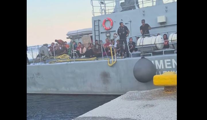 Τήλος: «Κυρία μου αυτό το νησί δεν κάνει για εσάς» απάντησε η δήμαρχος, σε γυναίκα που διαμαρτυρήθηκε για την διάσωση 106 μεταναστών