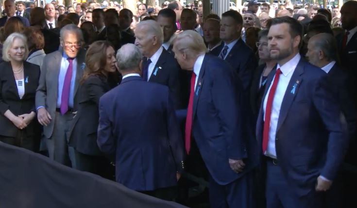 ΗΠΑ: Η αμήχανη χειραψία Χάρις – Τραμπ λίγες ώρες μετά το ντιμπέιτ