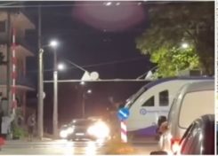 Μενίδι: Τρένο περνά από διάβαση με ανεβασμένες μπάρες