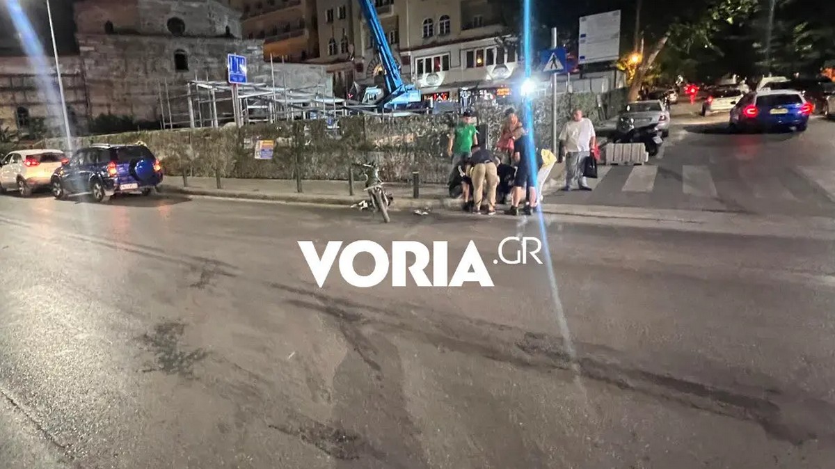 Θεσσαλονίκη: Τροχαίο με εγκατάλειψη στο κέντρο – Αυτοκίνητο χτύπησε μηχανάκι και άφησε αβοήθητο το ζευγάρι που επέβαινε σε αυτό