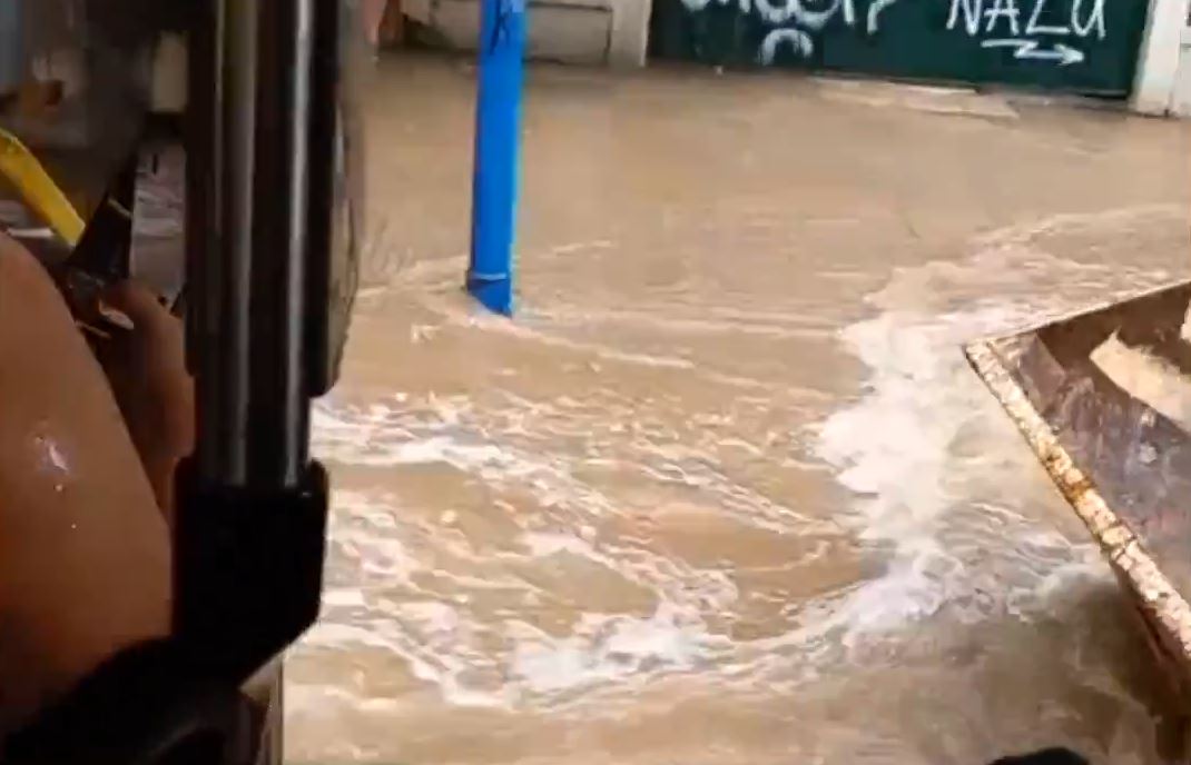 Κακοκαιρία «ΑΤΕΝΑ»: Επιβάτες εγκλωβίστηκαν σε τρόλεϊ λόγω των πλημμυρισμένων δρόμων – ΒΙΝΤΕΟ