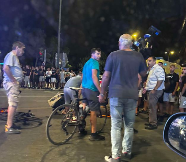 Αγία Παρασκευή: Φωτογραφίες από το τροχαίο με την παράσυρση και εγκατάλειψη ποδηλάτη στη Λ. Μεσογείων