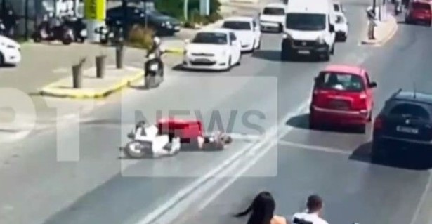 Κέρκυρα: 18χρονος οδηγός αυτοκινήτου παρέσυρε διανομέα και τον εγκατέλειψε – Επιχείρησε να φύγει από το νησί – Δείτε βίντεο