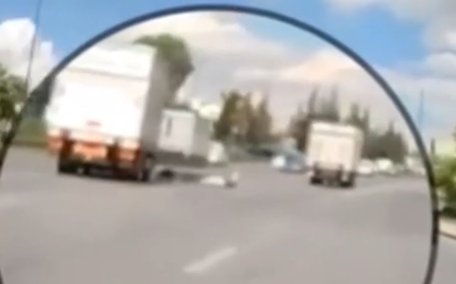 Παραλίγο τραγωδία στον Κηφισό: Φορτηγό κάνει ελιγμό για να μην πατήσει οδηγό μηχανής που συγκρούστηκε με όχημα – Δείτε βίντεο