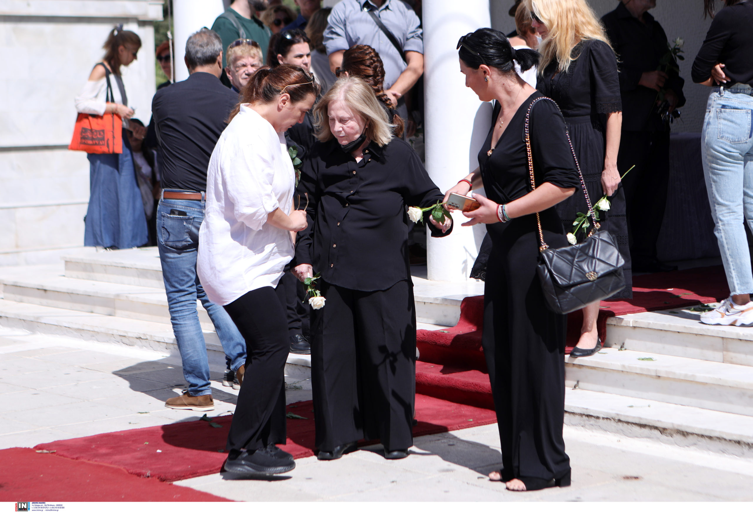 Ντίνος Καρύδης - Κηδεία - Σύζυγος