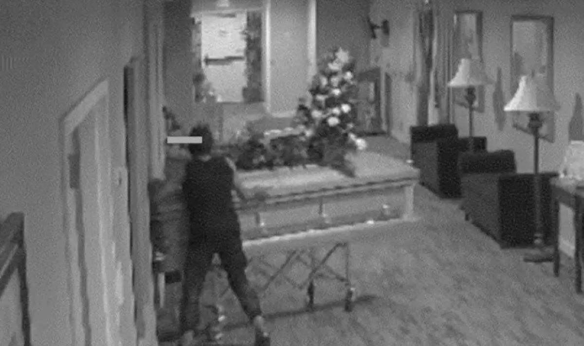 Γυναίκα κατηγορείται ότι έκλεψε φέρετρο και πτώμα από γραφείο κηδειών