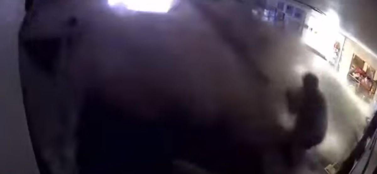 Η συγκλονιστική στιγμή που αυτοκίνητο «εισβάλλει» στο σαλόνι ενός ζευγαριού – ΒΙΝΤΕΟ