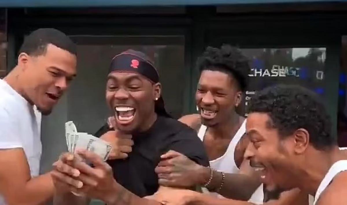 TikTok: Βίντεο δείχνουν ανθρώπους να «χακάρουν» ΑΤΜ και να παίρνουν τεράστια ποσά χωρίς να είναι δικά τους – Το κόλπο έγινε viral